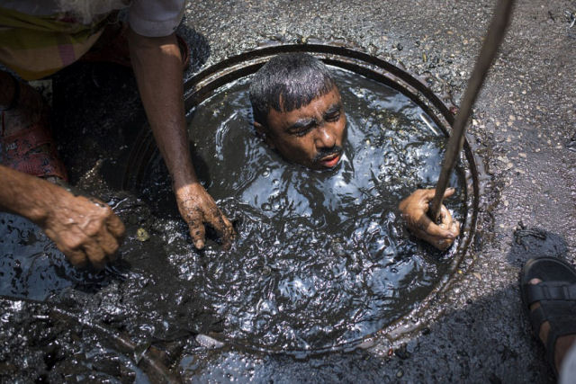 Limpador de esgoto de Bangladesh tem o pior trabalho do mundo