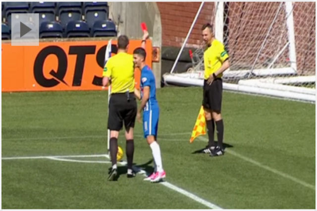 Bandeirinha vomita durante uma partida e recebe cartão vermelho do árbitro
