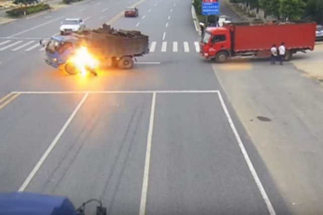 Motociclista é resgatado das chamas depois de bater em caminhão