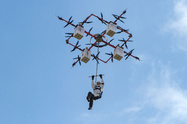 O primeiro salto de paraquedas desde um drone a 330 metros de altura