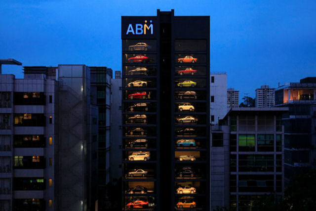 Esta extravagante máquina de venda automática de 15 andares vende Ferraris e Porsches em Singapura