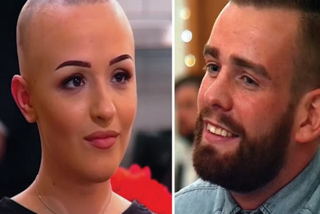 Participante de reality show britânico tira a peruca e todo mundo chora