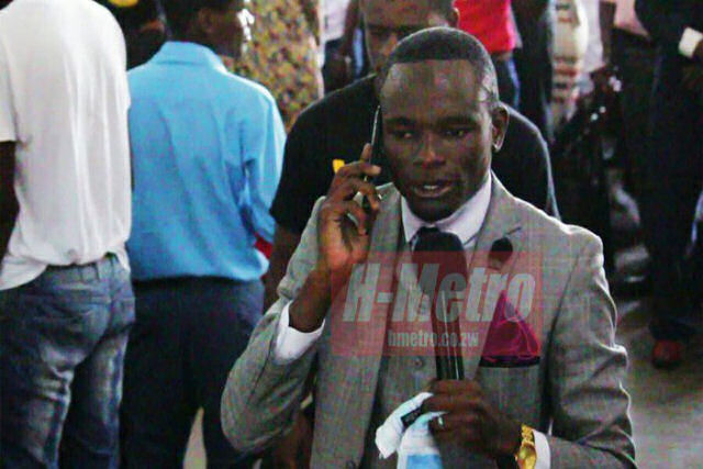 Pastor zimbabuano afirma ter o número do celular de Deus