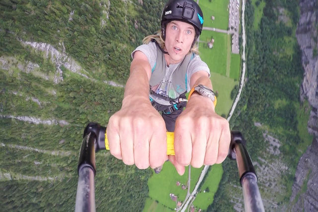 Saltador de BASE salta do parapente ao balanço de corda e depois de paraquedas nos Alpes suíços