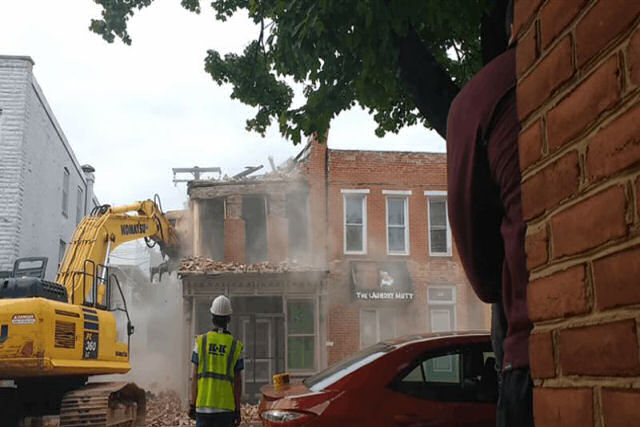 O momento exato que uma equipe de demolição se dá conta que derrubou outro edifício