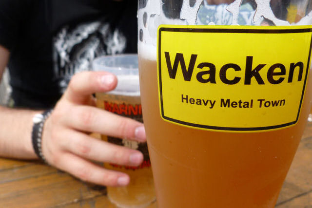 Organizadores constroem um cervejoduto para abastecer festival de heavy metal alemão