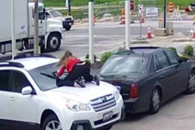Se alguém tentar roubar seu carro, não suba no capô para detê-lo, como essa mulher fez