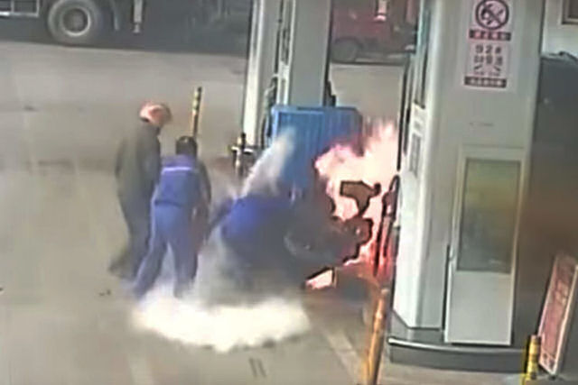 Chinês incendeia sua própria moto em um posto de gasolina