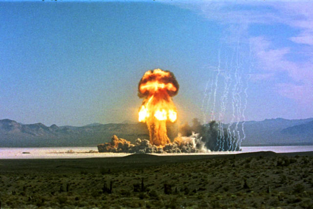 As brutais exploses de bombas atmicas da Guerra Fria em alta definio