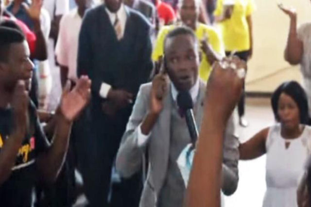 Pastor do Zimbábue fala com Deus pelo celular durante culto