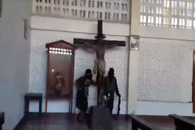Daesh destrói e incendeia uma igreja católica nas Filipinas