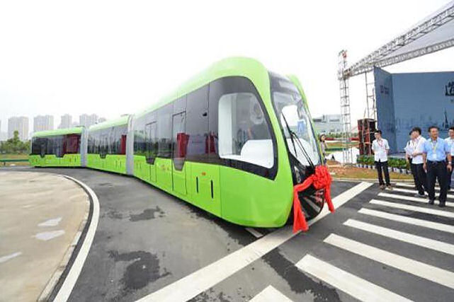 China testa novo ônibus autônomo de 30 metros que circula se guiando por linhas no asfalto