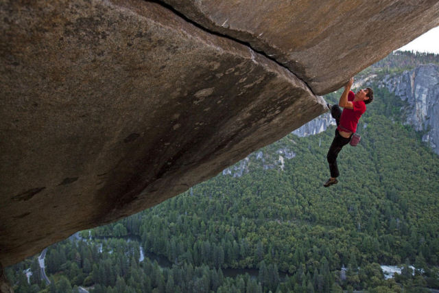 Escalador de 31 anos torna-se a primeira pessoa a vencer El Capitan de Yosemite sem cordas
