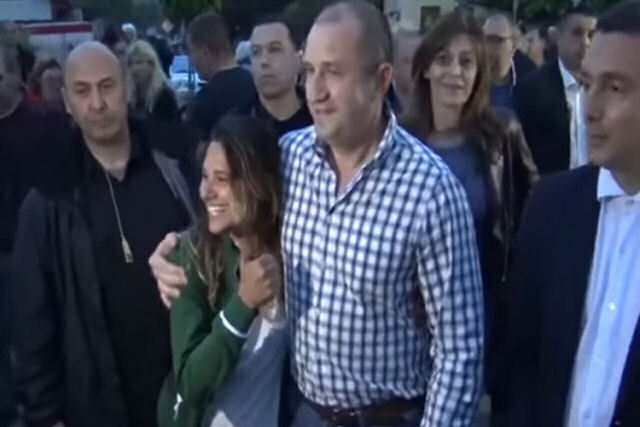 Turista brasileira põe presidente búlgaro em sérios apertos diante de sua esposa