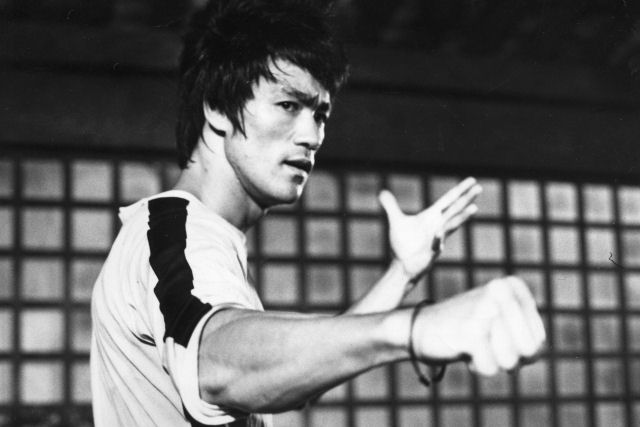 Olhos vendados e flexões com 2 dedos: Bruce Lee mostra suas habilidades sobrehumanas