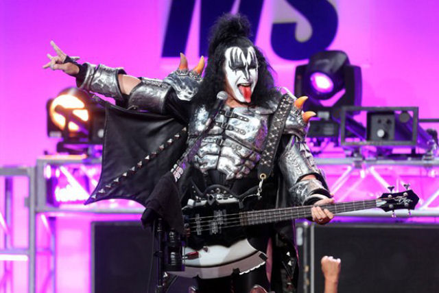 O cantor do Kiss, Gene Simmons, recebeu a resposta perfeita por tentar patentear o gesto dos chifres