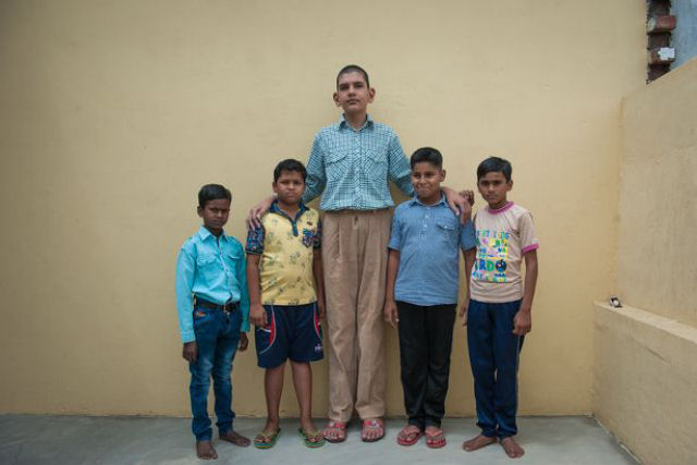O menino de 8 anos mais alto do mundo mede 2,10 metros