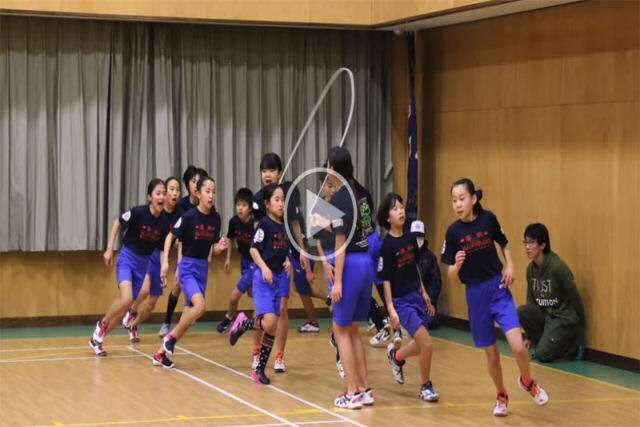 Crianças japonesas estabelecem recorde de maior número de saltos em uma única corda em 1 minuto