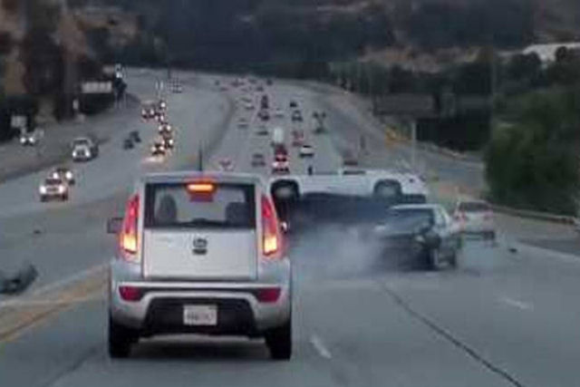 O chute de um motoqueiro em um carro provoca o caos em uma rodovia da Califórnia