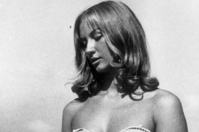Há exatos 60 anos esta mulher era multada por usar biquíni na praia