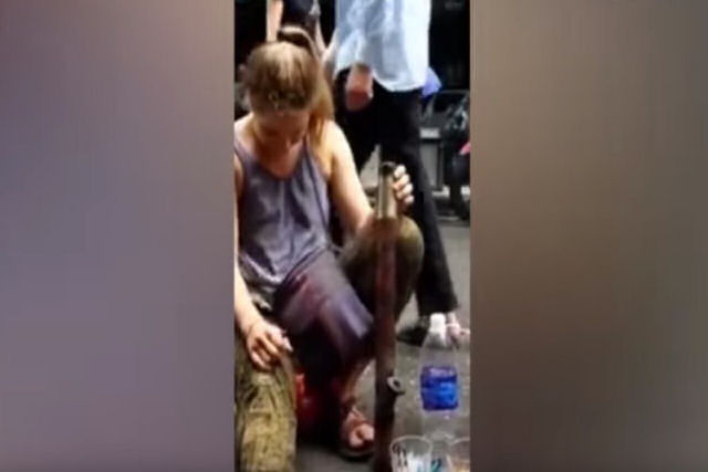 Turista experimenta tabaco selvagem e dá uma estabacada no chão