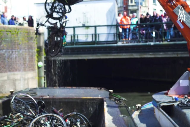Pescadores de bicicletas recuperam milhares delas a cada ano no fundo dos canais de Amsterdã