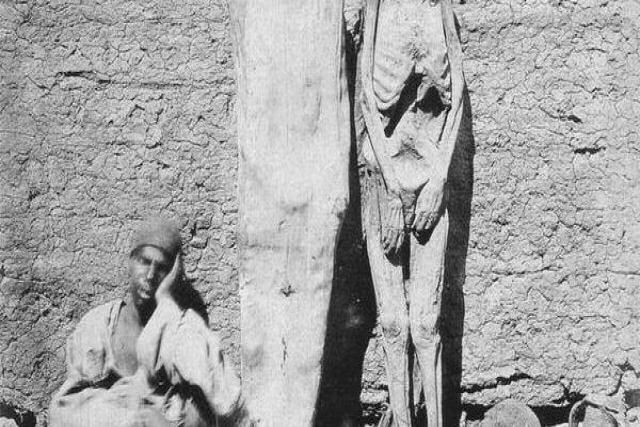 Comerciante de rua vendendo múmias no Egito, em 1865