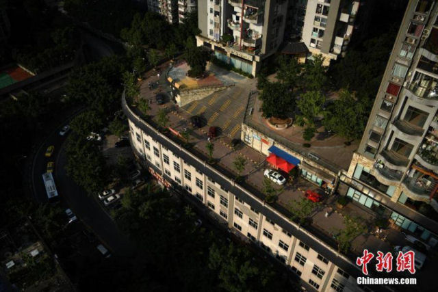 Edifício de cinco andares na China tem uma rua em sua cobertura