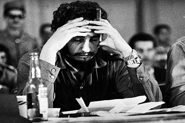 Fidel Castro fumando um charuto e usando dois Rolex durante uma reunião com Khrushchov, em 1963