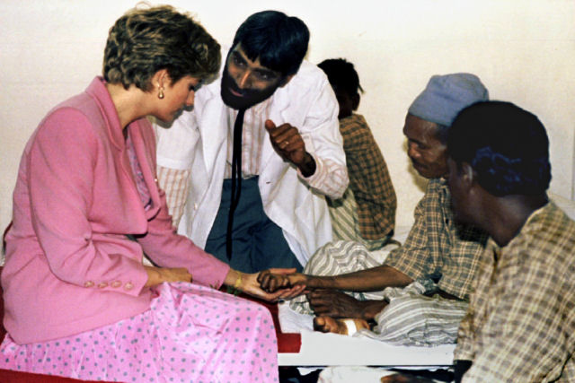 Lady Di cumprimenta um paciente com AIDS sem luvas, em 1991