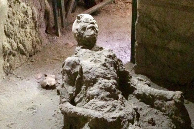 Morreu fazendo o que gostava? Viraliza a imagem de um homem petrificado em Pompeia