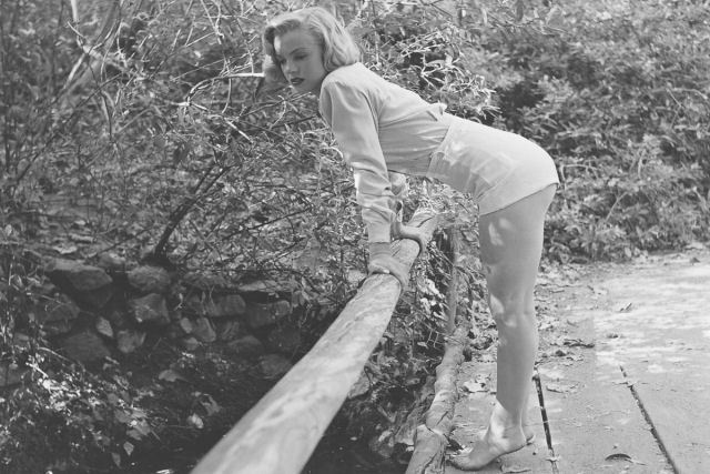 Fotos raras de Marilyn Monroe caminhando no bosque antes de ser famosa