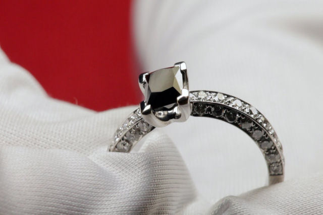 Hipnotizante vídeo mostra a criação de um anel de noivado com raro diamante negro