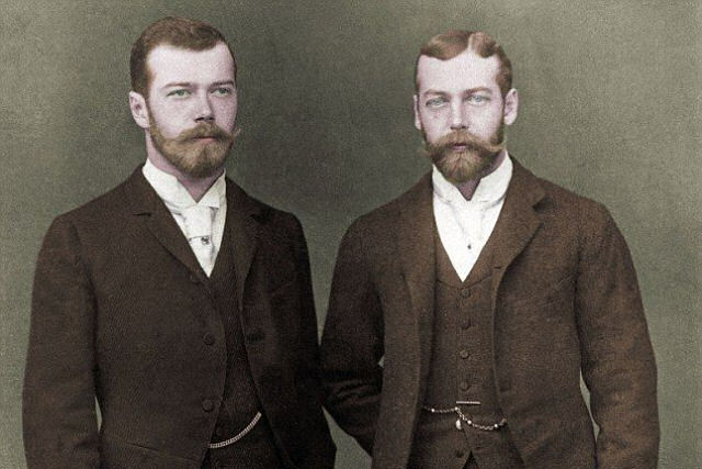 Rei George V e seu primo idêntico Czar Nicolau II trajando uniformes militares em Berlim, em 1913