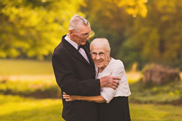 Casal comemora 65 anos de casamento e suas fotos são doces
