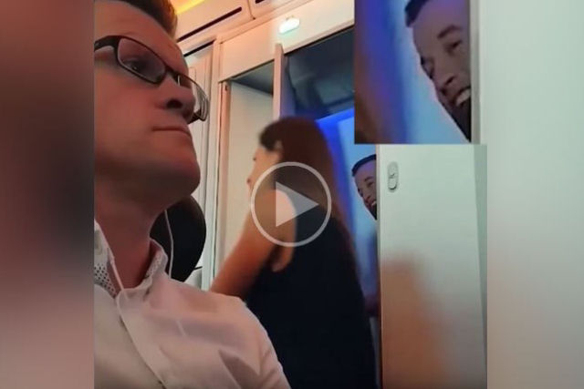 O sorriso deste passageiro ao sair do banheiro do avião... diz tudo