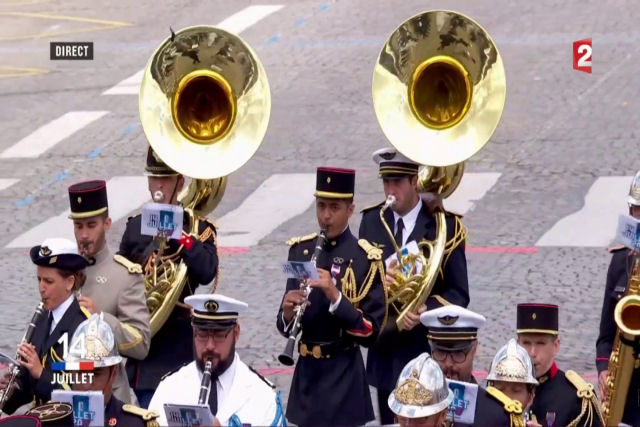 Banda marcial interpreta um incrível medley de Daft Punk para Macron e Trump no Dia da Bastilha