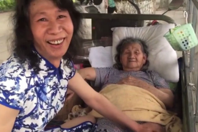 Chinês se vestiu como mulher por 20 anos para consolar sua mãe desapontada