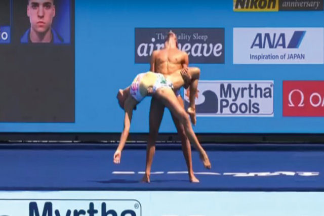 A bela apresentação do casal medalhista de ouro no mundial de nado sincronizado de 2017