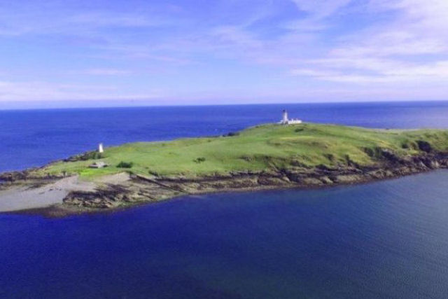 Por apenas 1,3 milhões de reais você pode comprar uma bela ilha na Escócia onde aconteceu um terrível assassinato 