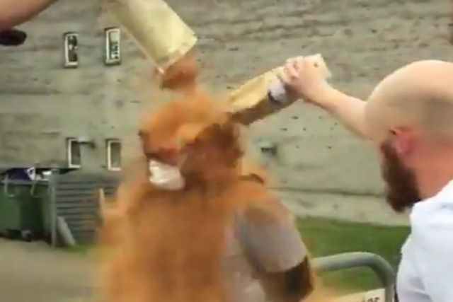 Uma brincadeira tradicional dinamarquesa quase acaba com um jovem torrado nas chamas