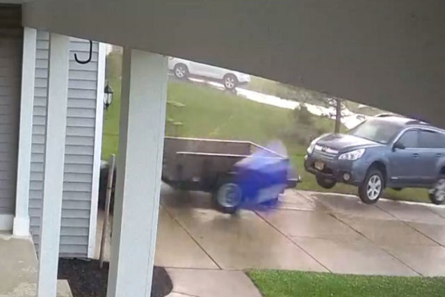 Câmera de segurança registra tornado elevando brevemente um SUV no quintal