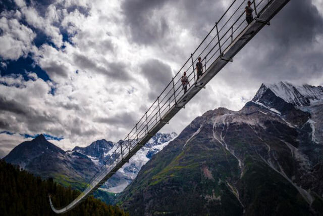 Inauguram a ponte pênsil para pedestres mais longa do mundo, com meio quilômetro e pendurada a 85 metros de altura