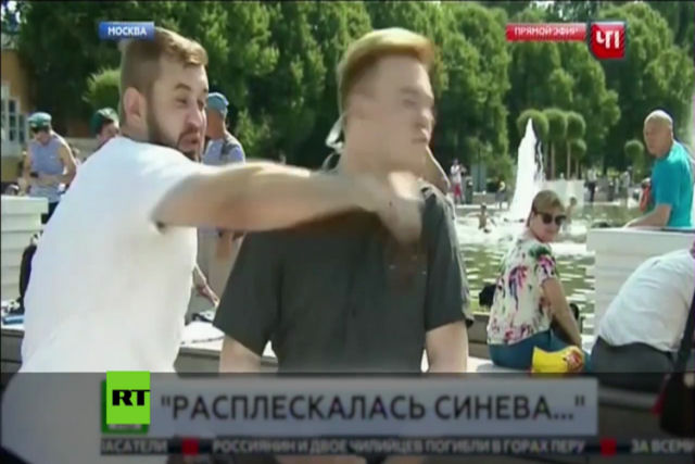 Russo bebaço esmurra um repórter ao vivo em Moscou