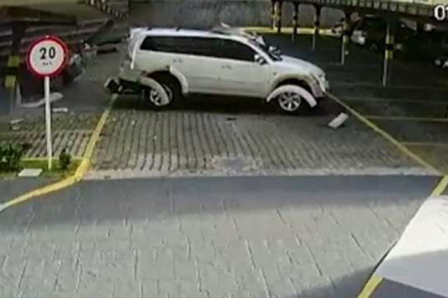 Em segundos um octogenário destrói várias carros tentando estacionar