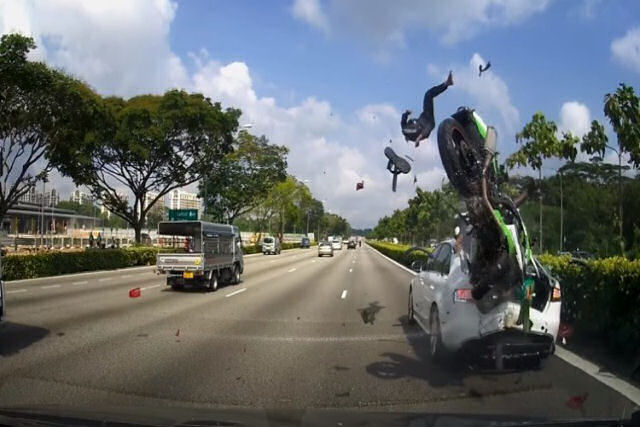 Motociclistas saem voando em um aparatoso acidente em Singapura