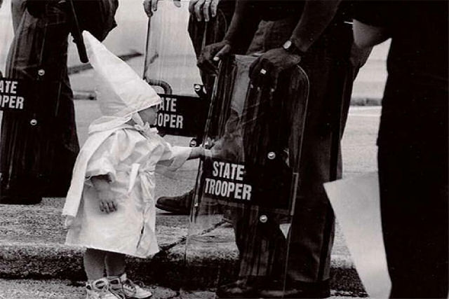 Filho da KKK e um policial se encontram, em 1992