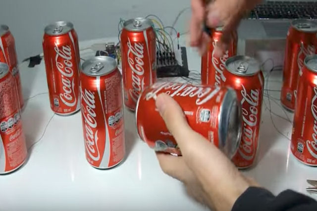 Jovem estudante de ciências da computação inventa um piano com latinhas de Coca-Cola