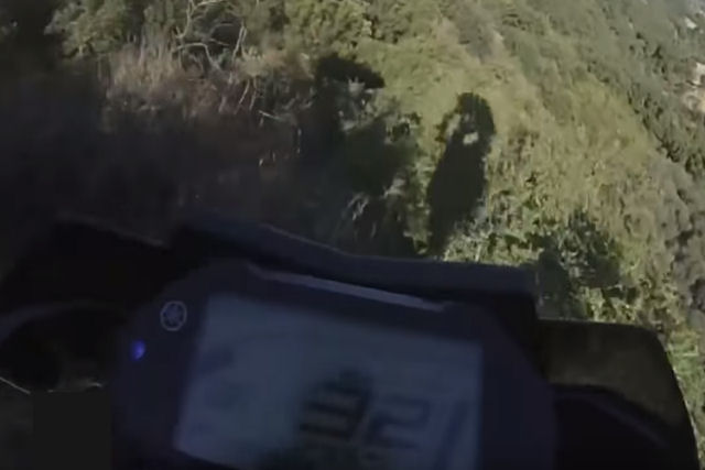 Sobrevive milagrosamente a uma queda de 76 metros de altura em moto enquanto gravava com sua GoPro