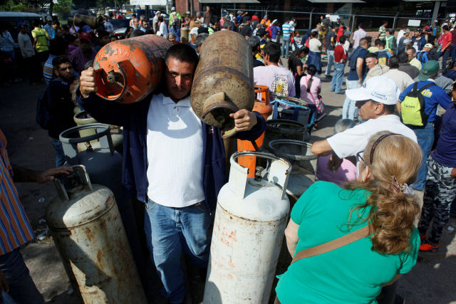 Retratos da escassez: no país do petróleo, venezuelanos cozinham com lenha por falta de gás